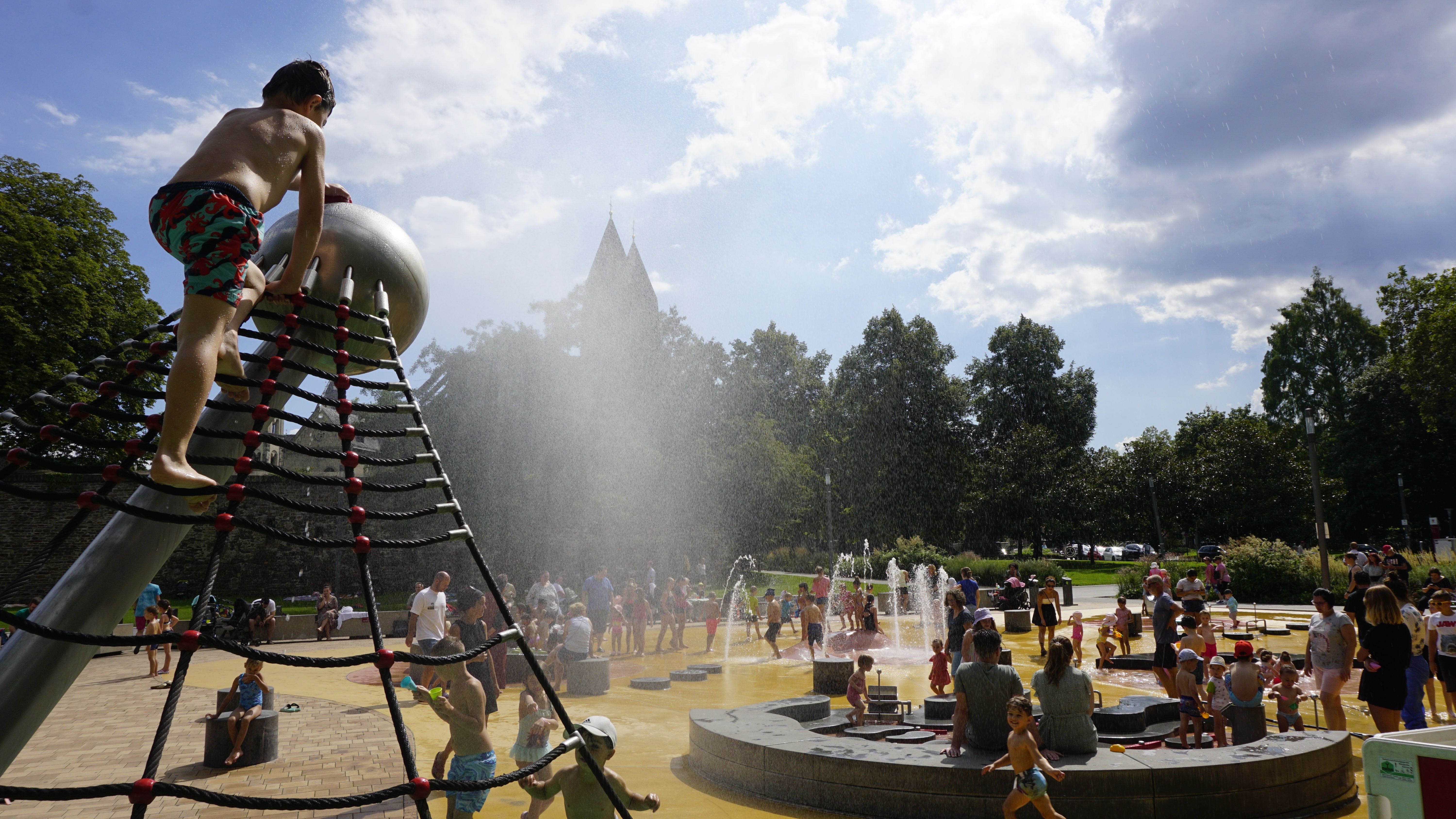 Kinder spielen auf dem Wasserspielplatz Koblenz